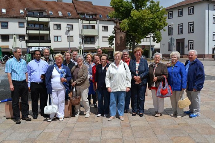 Die Teilnehmer des Ausfluges auf dem Platz vor der Kirche, zweiter von links Kaplan Karunakar Thumma.