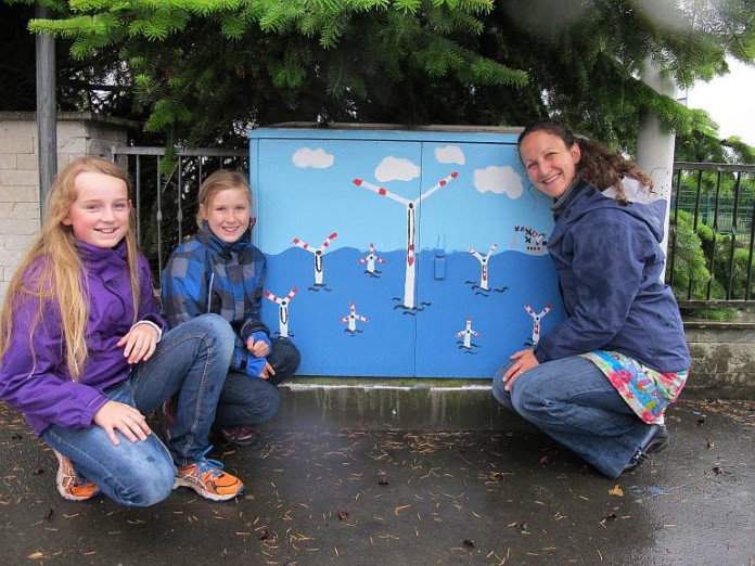 Offshore-Windräder: Die Gewinner der Friedrich-Ebert-Schule Amy Flathmann , Merle Hof und Lehrerin Sabine Joa (v.l.).