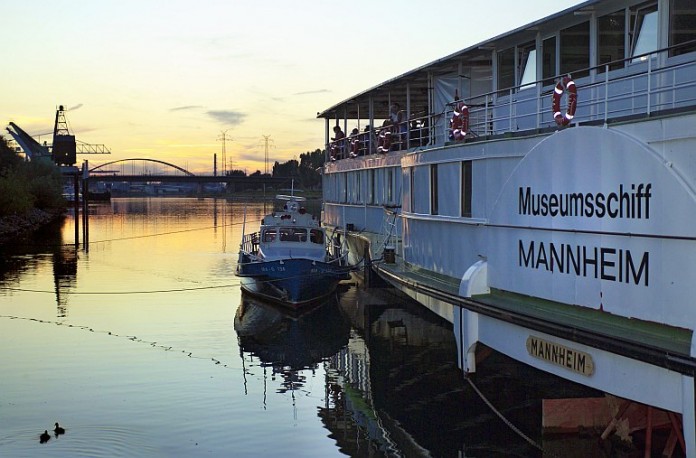 Der historische Schaufelraddampfer „Mannheim“ ist am Neckar unterhalb der Kurpfalzbrücke vertäut. Die „Haste Töne?“-Konzertreihe findet auf dem überdachten Achterdeck statt.