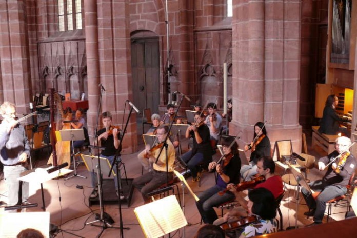 Pfalztheater-Orchester unter Leitung von Uwe Sandner (links), an der Orgel Felix Hell (rechts)