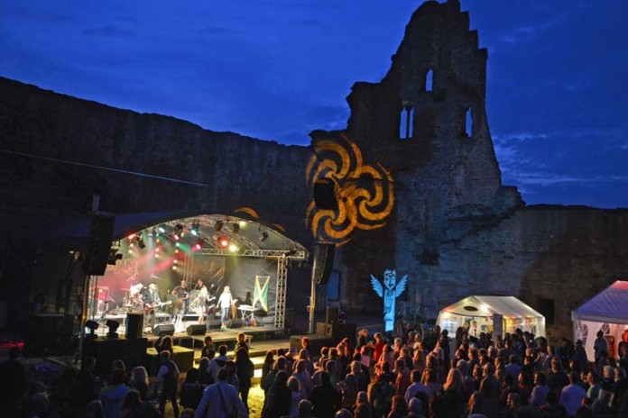 REGGAE begeisterte die Besucher beim Burgsommer Neulingen. Am Freitag gibte es Musik mit den QUEEN KINGS und am Samstag gastiert THE FINAL CUT