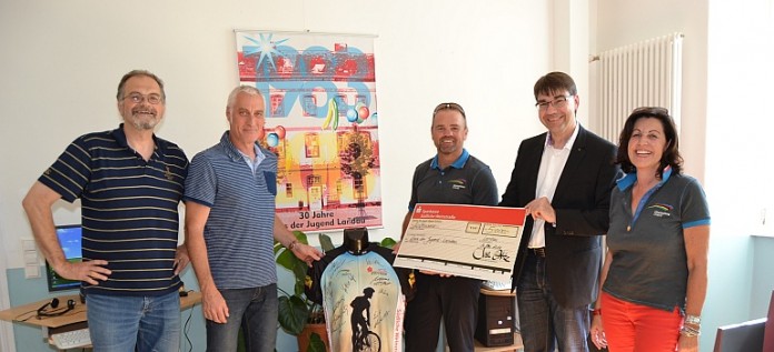 Übergabe des Spendenschecks.