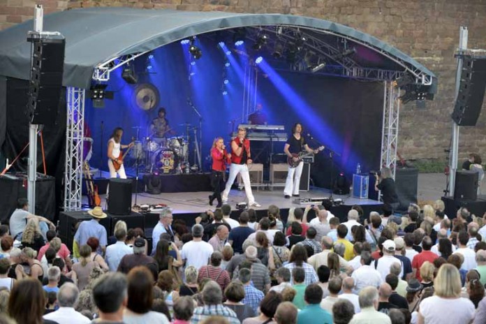 Proppenvoll war der Innenhof der Burgruine Neuleiningen beim Auftritt von THE QUEEN KINGS
