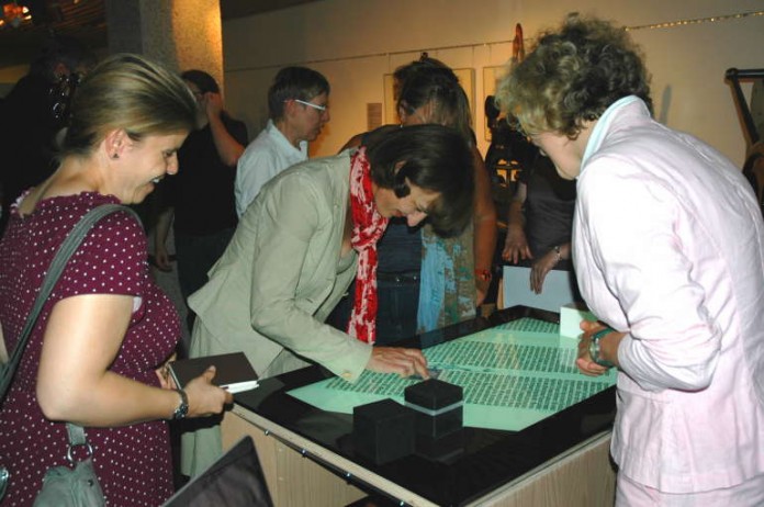 Marianne Grosse, Kulturdezernentin der Landeshauptstadt Mainz, freut sich mit Dr. Annette Ludwig, Direktorin des Gutenberg-Museums, über die neuen Möglichkeiten