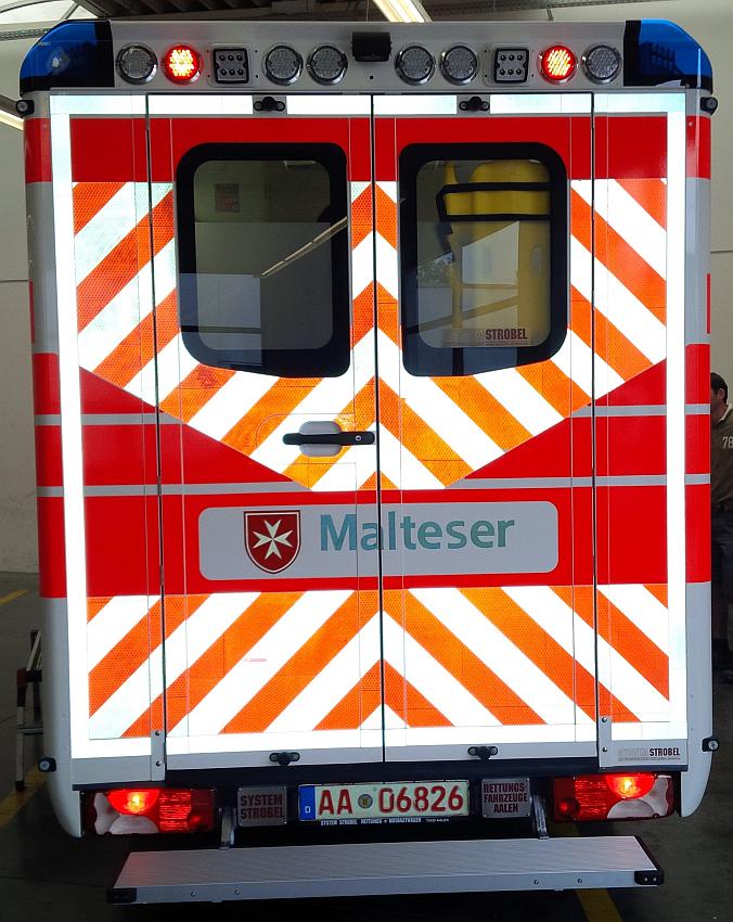 Der RTW ist der der Malteser Wagen, der mit eingebautem Digitalfunk und einer reflektierenden Heckbeklebung ausgestattet ist.