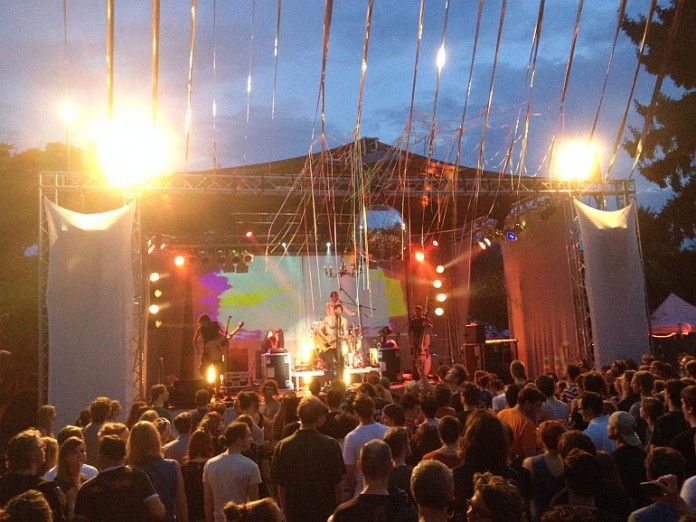 Konzert der Berliner Band „Diving for Sunken Treasure“