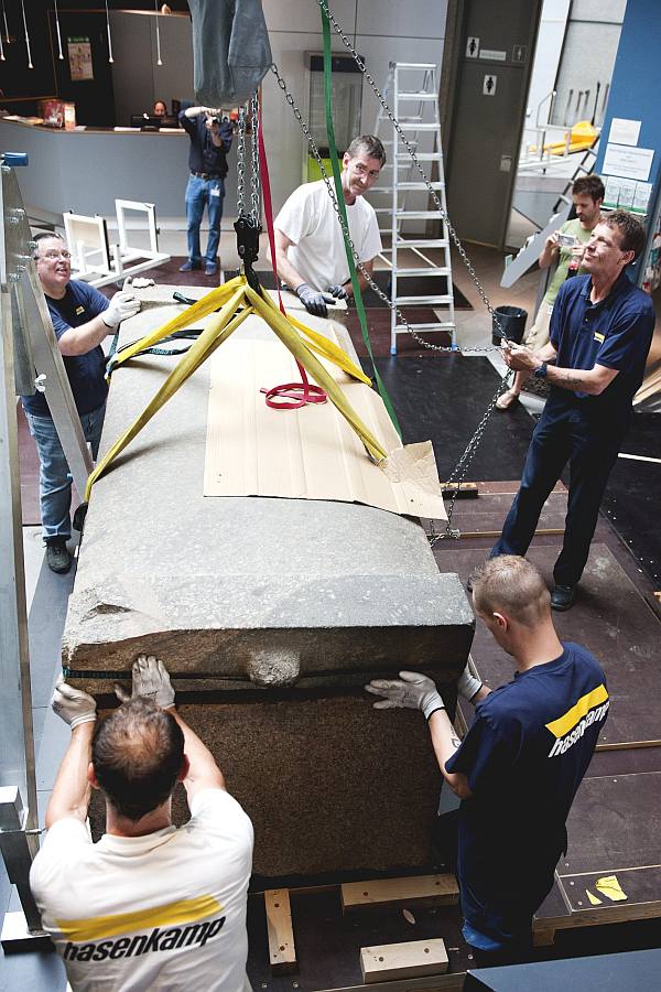 Bild vom aufwändigen Transport des Sarkophags