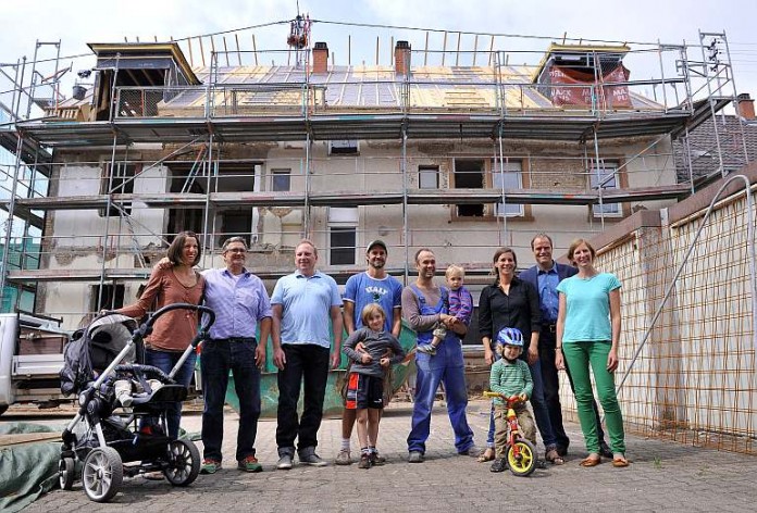 Oberbürgermeister Dr. Eckart Würzner (2.v.l.) zu Besuch bei der Baugruppe Alstater 29: Die Familien Biere, Garbade-Holighaus, Scherer und Weishuhn bauen das ehemalige Gasthaus „Lamm“ in Kirchheim zum Mehrfamilienhaus um.