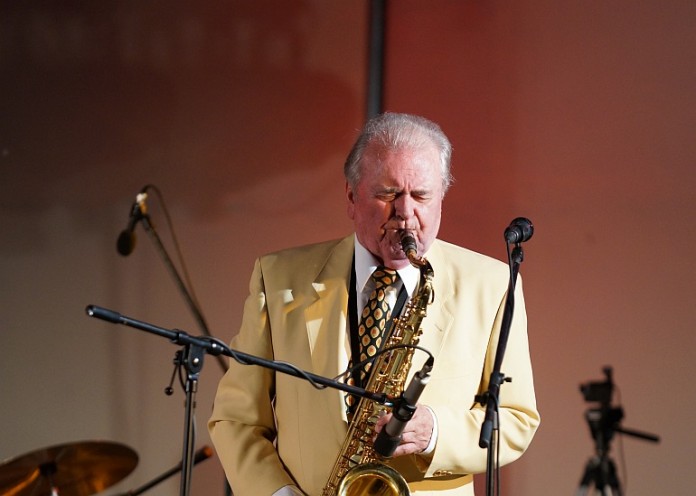 Max Greger spielte mit Band im Schlossgarten Limburgerhof.