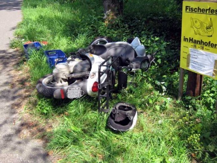Schwerverletzt wurde der unachtsame Rollerfahrer in eine Klinik verbracht. Auf dem Bild die Reste seines Fahrzeugs