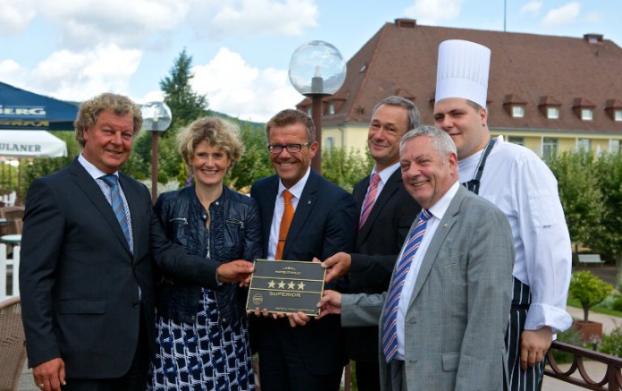 Wirtschaftsministerin Eveline Lemke verleiht die Auszeichnung 4 Sterne First Class Superior im Rahmen einer Feierstunde am 12. August 2014 an das Kurpark-Hotel Bad Dürkheim.