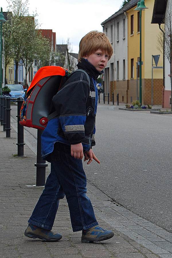 Schulanfänger sind den Anforderungen des Straßenverkehrs noch nicht gewachsen und müssen vor allem das Überqueren der Fahrbahn üben.