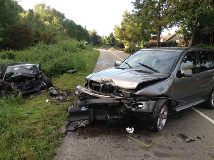 Bei dem Verkehrsunfall wurden zwei Menschen verletzt.