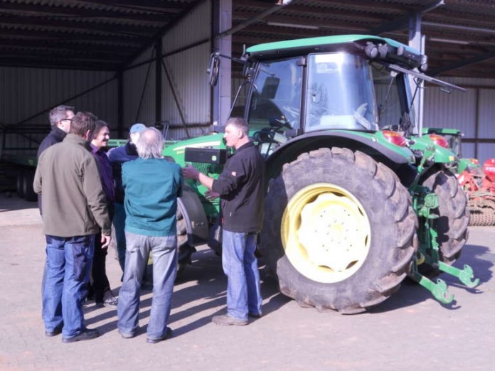 Wie sich ein Schlepper verhält: Uli Schmitt (rechts) beim Schulen der Fachkräfte von John Deere