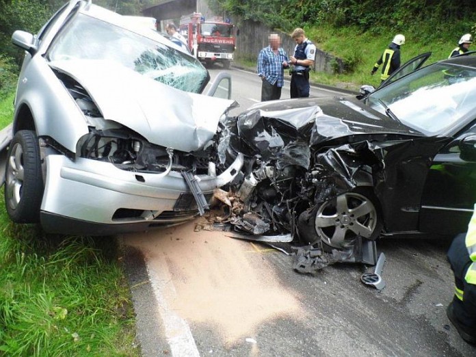 Bei dem Unfall auf der B48 am Dienstagnachmittag wurden zwei Menschen schwer verletzt. Es entstand zudem hoher Sachschaden.