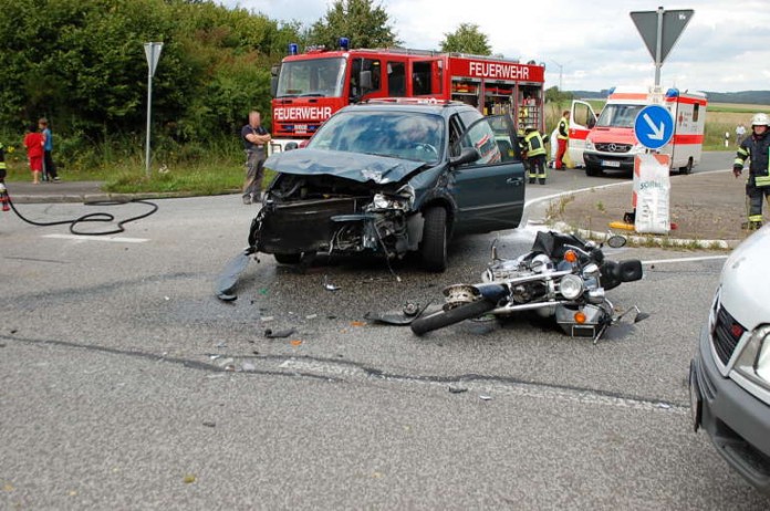 Der Chrysler nahm dem Motorrad die Vorfahrt, so dass es zum Zusammenstoß kam.
