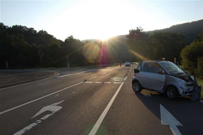 Der Smart war durch die Kollision auf die Seite gefallen und einige Meter über den Asphalt geschlittert, bevor er wieder auf den Reifen zum Stehen kam.