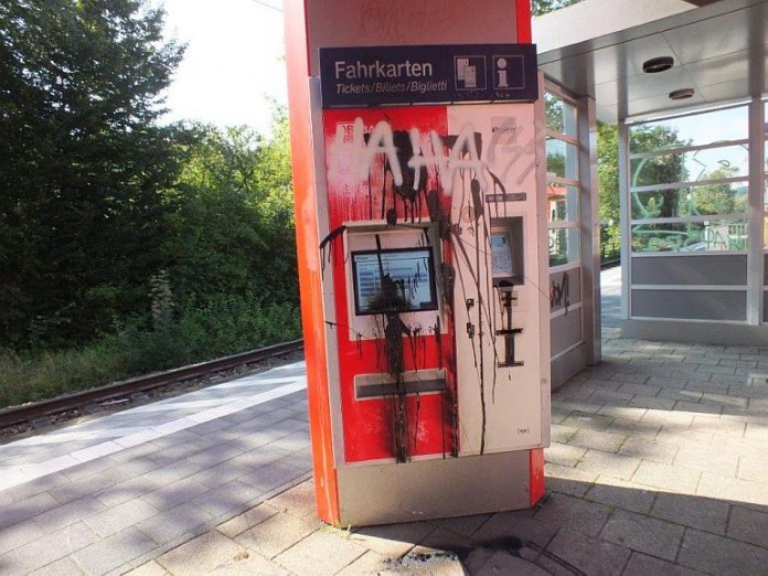 Der beschädigte Fahrkartenautomat.