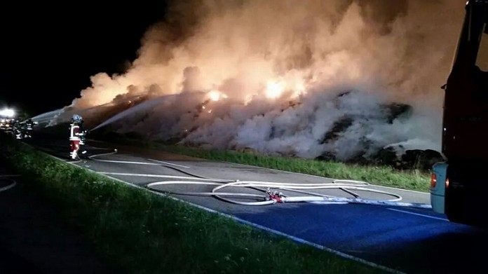 Am 19.08.14 (Foto) brannte es auf einem Feld bei St. Leon-Rot, am 22.08.2014 brannte ein weiteres Strohlager.