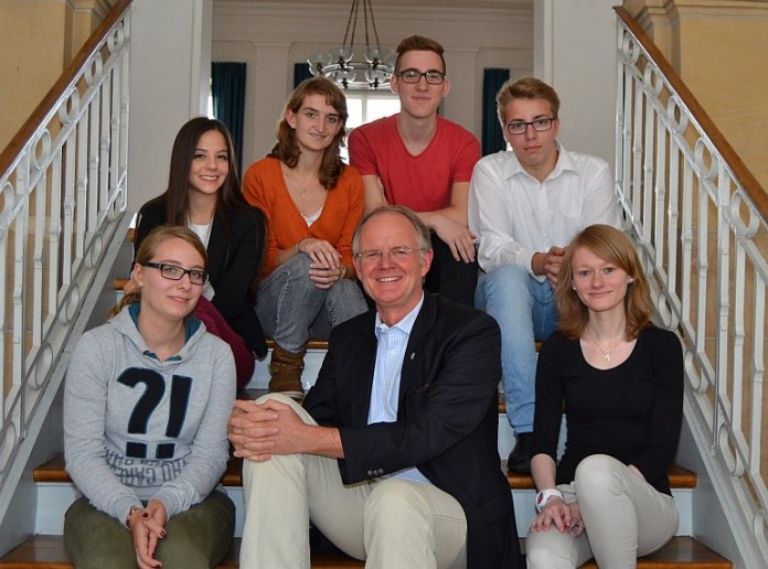 v.l.: Dilara Asilcetin, Michélle Roth, Max Hofsäß, Christian Schlick; untere Reihe v.l.n.r.: Lena Broßardt (Fachangestellte für Medien- und Informationsdienste), Oberbürgermeister Hans-Dieter Schlimmer, Julia Kloos