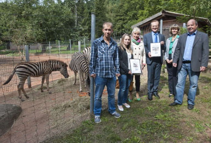 v.r. Matthias Schmitt, Geschäftsführer der Zoogesellschaft Kaiserslautern Martina Janovsky, SWK Roland Warner, Vorstandsmitglied der SWK Christa Federico, Saskia Franzreb und Patrick Spanier, SWK