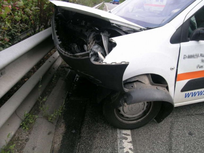 Der Fahrer des Kleintransporters war offensichtlich übermüdet und baute deshalb einen Unfall.