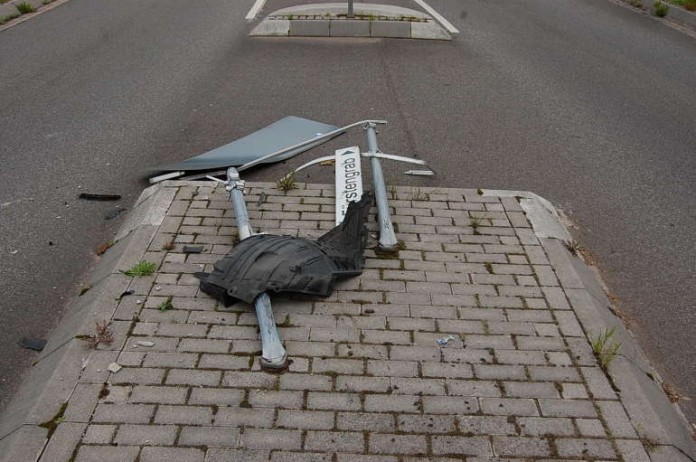 Der Unfallverursacher hatte die Verkehrsinsel überfahren und die Schlder umgemäht