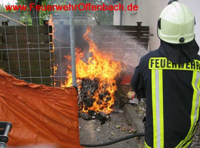 In Offenbach an der Queich brannte ein Mülleimer.