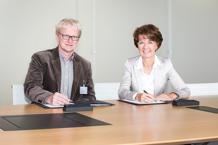 Dr. Marie-Luise Wolff-Hertwig, HSE-Vorstandsvorsitzende und Micha Jost, Vorstandsmitglied der Energiegenossenschaft Starkenburg eG, bei der Vertragsunterzeichnung.