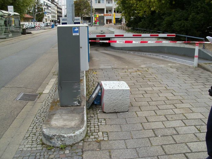 Das Parkticketterminal an der Einfahrt zur Pfalzbau-Tiefgarage in der Kaiser-Wilhelm-Straße wurde beschädigt.