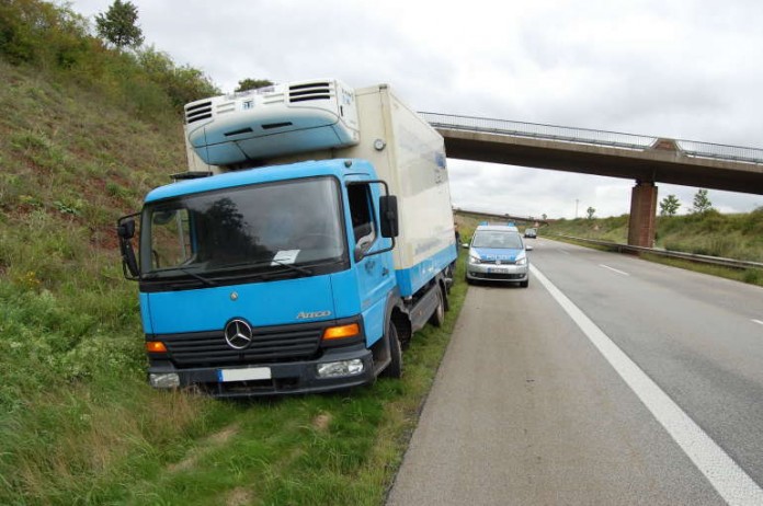 Weil er einem Verkehrsrowdy auswich, kam der Lkw ins Schleudern und landete in der Böschung. Nach dem verantwortlichen Pkw-Fahrer wird gesucht.