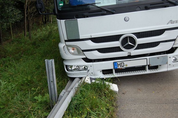 Weil er von einem anderen Lkw geschnitten wurde, landete dieser Brummi auf der Seitenschutzplanke der A6.