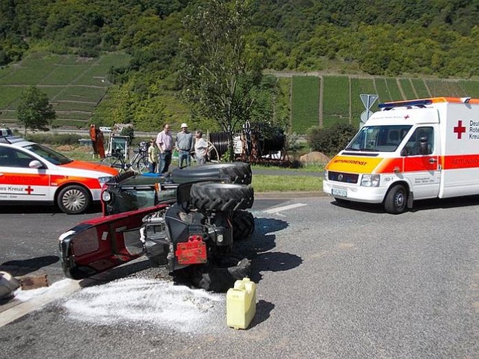 Der 16-jährige Traktorfahrer wurde mit einem Rettungshubschrauber in ein Krankenhaus geflogen.