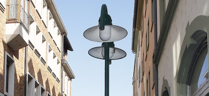 Bei den Stadtwerken Heidelberg sind ab dem 15. September insgesamt 30 alte Straßenlampen aus der Heidelberger Hauptstraße gegen Vorlagen eines Spendenchecks erhältlich.