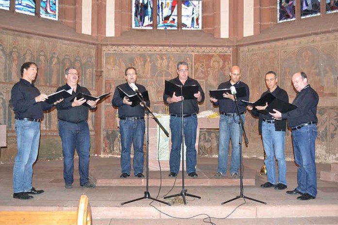 „Die Tonsucher“ im Altarraum der ev. Kirche Lambrecht.
