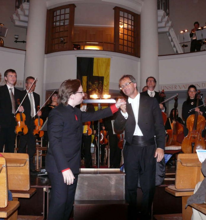 v.l. Orgeltalent Felix Hell, Generalmusikdirektor Uwe Sandner und das Orchester des Pfalztheaters Kaiserslautern