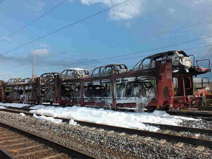 Ausgebrannte Fahrzeug auf einem Güterzug