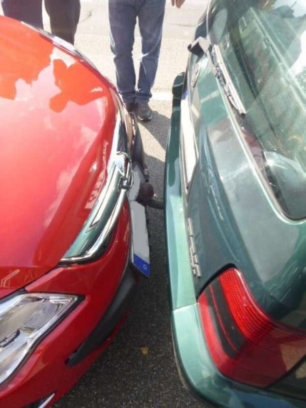 Der Opel krachte dem VW aufs Heck. Eine Mitfahrerin im VW wurde dabei leicht verletzt.