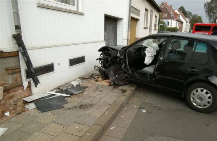 Frontal gegen Hauswand