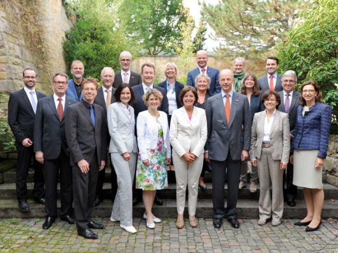 Ministerpräsidentin Malu Dreyer (vierte von rechts) und der BASF-Vorstandsvorsitzende Dr. Kurt Bock (dritter von rechts) zusammen mit dem Ministerrat und dem Vorstand der BASF nach der gemeinsamen Kabinettssitzung in Forst