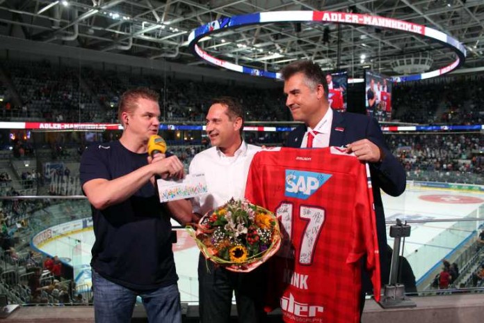 Von links nach rechts: Antti Soramies (Radio Regenbogen), Frank Schleif, Matthias Binder (Adler Mannheim).