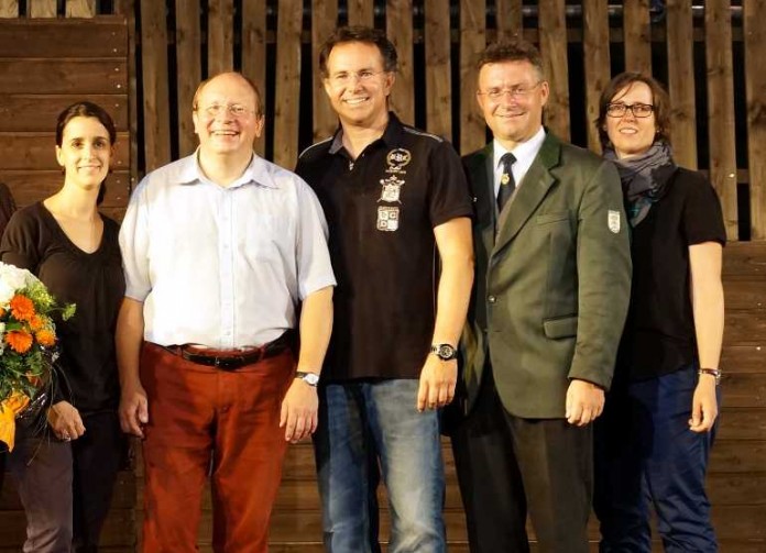 Karsten Huschke (zweiter von links) und Nachfolger Rainer Roos (dritter von links) – eingerahmt von den beiden Geschäftsführerinnen Ilka Metzger (links) und Heike Brock sowie von Landrat Dr. Achim Brötel