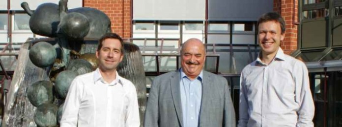 Kreisbeigeordneter Helmut Geißer (Mitte) mit den neuen Leitenden Notärzten Dr. Thorsten Fischer (links) und Dr. Gerold Koch (rechts).