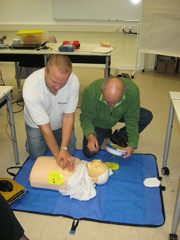 Ersthelferübung am Dummy. Michael Römer vom Deutschen Roten Kreuz (l.) mit einem Kollegen des Zolls aus Neustadt