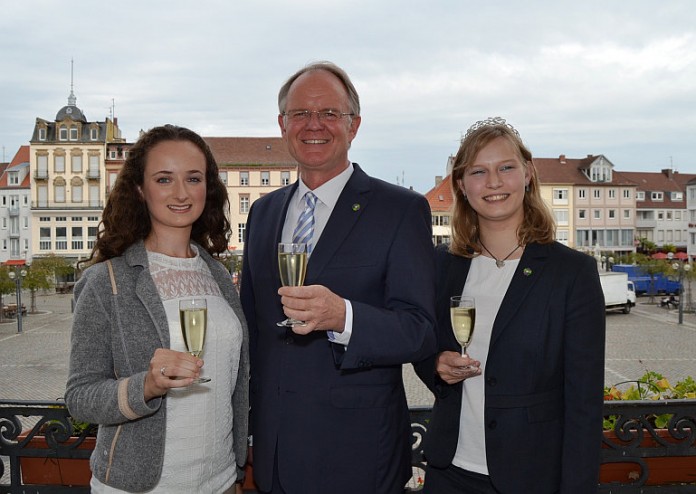 v.l.: Juliana Elena Kopf, Oberbürgermeister Hans-Dieter Schlimmer und die Landauer Weinprinzessin Anna II.