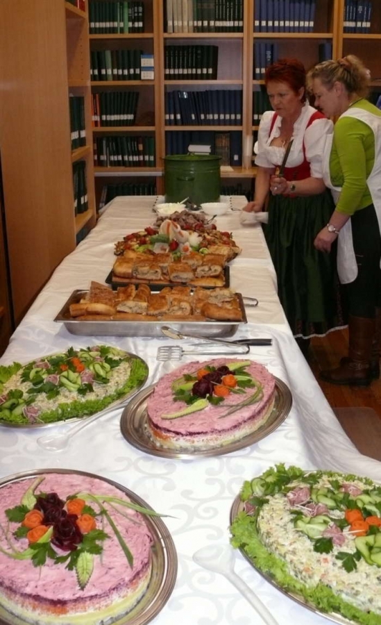 Spezialitäten aus der Heimat: Buffet bei der Tagung des Instituts für pfälzische Geschichte und Volkskunde, serviert von Olga Bardens (links) und Elena Schmidt