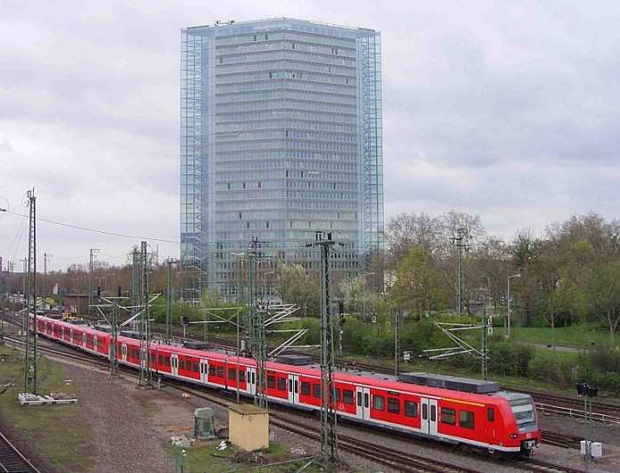 S-Bahn Rhein-Neckar vor Hochhaus