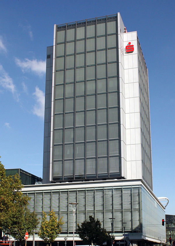 Am 30. Oktober ist es wieder so weit. Kinder und Jugendliche kommen mit dem Sparschwein unterm Arm zur Sparkasse Vorderpfalz. Es rattern die Zählmaschinen, und zu guter Letzt werden die Euros auf das Sparbuch gebucht - es ist Weltspartag.