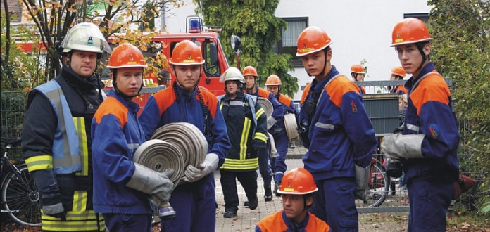 Die Jugendfeuerwehr Rheinstetten übte gemeinsam mit den Schulsanitätern der Realschule Rheinstetten