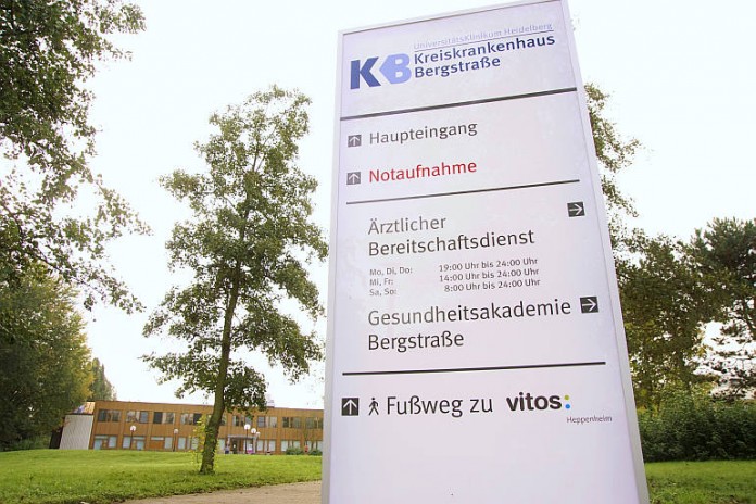 Eine neue Beschilderung, bestehend aus mehreren großen, hellen, von innen beleuchtbaren Tafeln